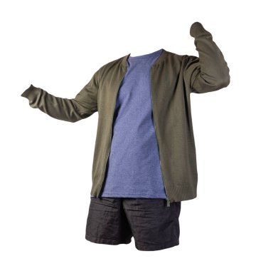 Koyu yeşil, bombacı ceketi, eskimiş Heather denizci tişörtü ve beyaz arka planda izole edilmiş siyah spor şortu. modaya uygun günlük kıyafetler.