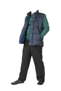 Koyu mavi kolsuz ceket, siyah pantolon, yeşil kazak ve beyaz arka planda siyah deri ayakkabılar.