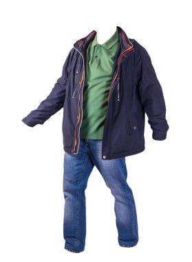 Fermuarlı koyu mavi ceket, yeşil gömlek ve beyaz arka planda izole edilmiş mavi kot pantolon. Sıradan moda kıyafetleri.