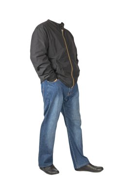 Koyu mavi kot, siyah deri ayakkabılar, beyaz arka planda siyah ceket. Sıradan stil