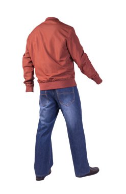 Koyu mavi kot, siyah deri ayakkabılar, beyaz arka planda izole edilmiş kırmızı bombacı ceketi. Sıradan stil