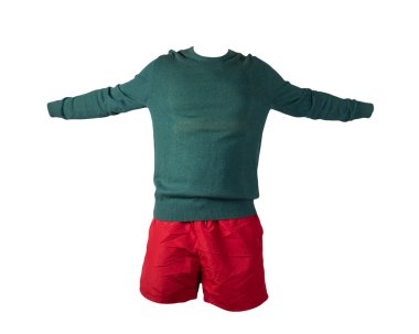 Beyaz arka planda örülmüş yeşil kazak ve kırmızı şort. Her gün için şık kıyafetler.