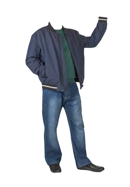 ダークブルーのジーンズ グリーンのセーター フード付きのダークブルーの爆撃機のジャケット 白い背景に隔離された黒い革の靴 カジュアルスタイル — ストック写真