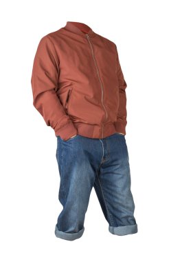 Kum mavisi şort ve beyaz arka planda fermuarlı kırmızı bombacı ceketi. Erkek pantolonu.