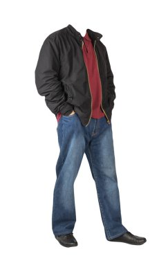 Koyu mavi kot, düğmeli koyu kırmızı tişört, siyah ceket ve beyaz arka planda izole siyah deri ayakkabılar. 