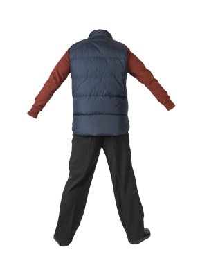 Koyu mavi kolsuz ceket, siyah pantolon, koyu kırmızı kazak ve beyaz arka planda siyah deri ayakkabılar.