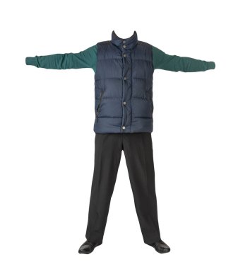 Koyu mavi kolsuz ceket, siyah pantolon, yeşil kazak ve beyaz arka planda siyah deri ayakkabılar.