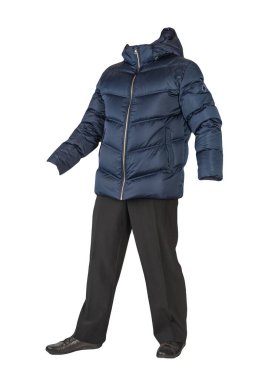 Koyu mavi ceketli, kapüşonlu, siyah pantolonlu ve beyaz arka planda siyah deri ayakkabılı. Erkek sonbahar kıyafetleri.