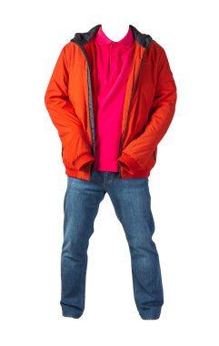 Turuncu ceket, kırmızı gömlek ve beyaz arka planda izole edilmiş kot pantolon. Sıradan moda kıyafetleri.