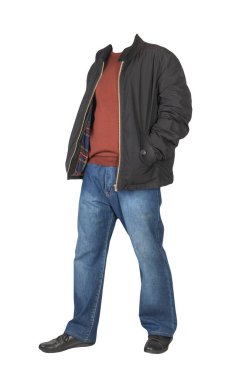 Koyu mavi kot, koyu kırmızı kazak, siyah ceket ve beyaz arka planda izole edilmiş siyah deri ayakkabılar. Sıradan stil