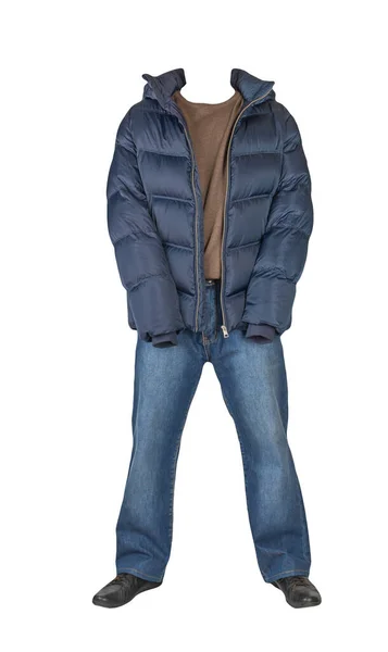 ダークブルーのジーンズ グリーンのセーター フード付きのダークブルーのダウンジャケットと白い背景に隔離された黒い革の靴 カジュアルスタイル — ストック写真