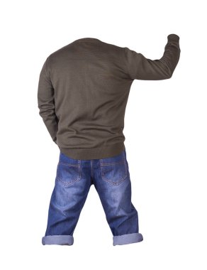 Kum mavisi şort ve beyaz arka planda fermuarlı koyu yeşil bombacı ceketi. Erkek pantolonu.