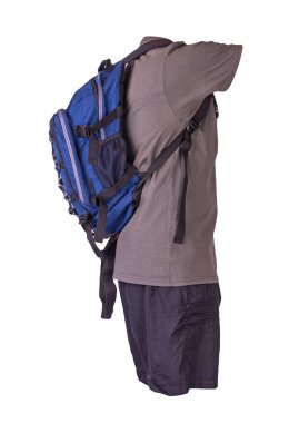 Kotlu mavi sırt çantası, siyah spor şortu, koyu gri tişört, beyaz foana izole edilmiş. Her gün için kıyafet