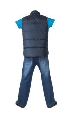 Koyu mavi kolsuz ceket, koyu mavi kot, düğmeli mavi tişört ve beyaz arka planda siyah deri ayakkabılar. 