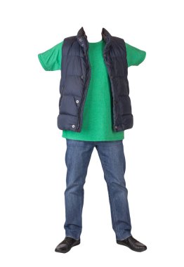 Koyu mavi kolsuz ceket, koyu mavi kot, yeşil tişört ve beyaz arka planda izole edilmiş siyah deri ayakkabılar.