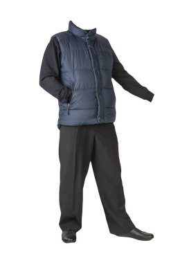 Koyu mavi kolsuz ceket, siyah pantolon, siyah kazak ve beyaz arka planda siyah deri ayakkabılar.