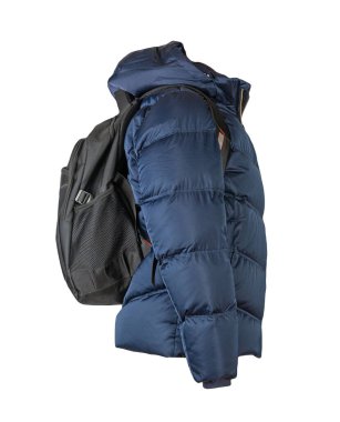 Siyah sırt çantalı, koyu mavi ceketli ve beyaz kapüşonlu. Bir sırt çantası ve ceketin arka planı