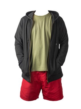 Demir fermuarlı kapüşonlu siyah kazak, zeytinli tişört ve beyaz arka planda izole edilmiş kırmızı spor şort. Günlük spor kıyafetleri.