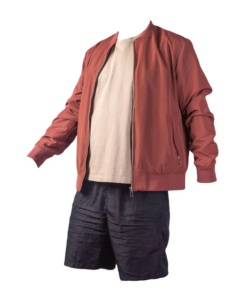 メンズレッドの爆撃機ジャケット ベージュのTシャツ 白い背景に隔離されたスポーツブラックのショートパンツ ファッショナブルなカジュアルウェア — ストック写真