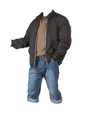 Kum mavisi şort, kahverengi süveter ve siyah ceket beyaz arka planda izole edilmiş fermuarda.