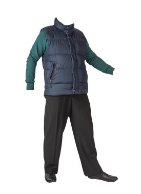 Koyu mavi kolsuz ceket, siyah pantolon, yeşil kazak ve beyaz arka planda siyah deri ayakkabılar.