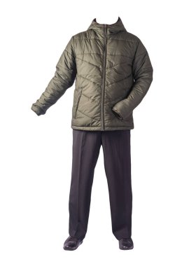 Kapüşonlu erkek hakki ceketi, siyah pantolon ve beyaz arka planda izole edilmiş siyah deri ayakkabılar. Erkek sonbahar kıyafetleri.