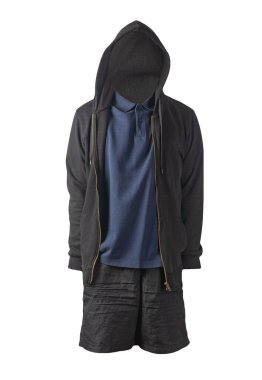 Siyah kazaklı, demir fermuarlı kapüşonlu, koyu mavi tişörtlü ve beyaz arka planda siyah şortlu. Günlük spor kıyafetleri.