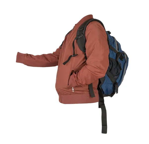 蓝色斜纹棉布背包 身穿红色轰炸机夹克 与白色背景隔离 背包和夹克的后视镜 — 图库照片