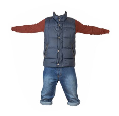 Koyu mavi şort, koyu kırmızı örgü süveter ve koyu mavi kolsuz ceket beyaz arka planda izole edilmiş.