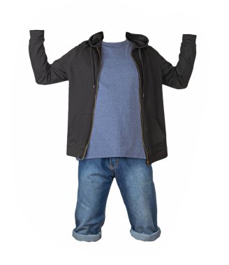 Kum mavisi şort, lacivert tişört ve beyaz arka planda fermuar ve kapüşonlu siyah sweatshirt.