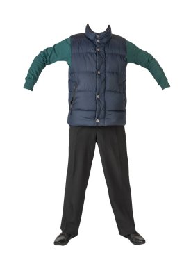 Koyu mavi kolsuz ceket, siyah pantolon, yeşil kazak ve beyaz arka planda siyah deri ayakkabılar.