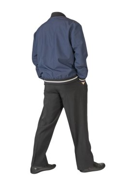 Koyu mavi ceketli bombacı, siyah pantolon ve beyaz arka planda izole edilmiş siyah deri ayakkabılar. Erkek sonbahar kıyafetleri.