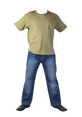 Koyu mavi kot, siyah deri ayakkabılar, beyaz arka planda izole edilmiş zeytin tişörtü. Sıradan stil