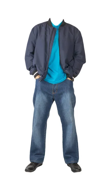 深蓝色牛仔裤 带领子的蓝色T恤 深蓝色炸弹夹克和白色背景的黑色皮鞋 — 图库照片