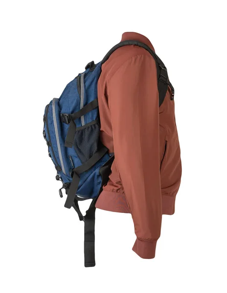 ブルーデニムのバックパックは白い背景に赤い爆撃機のジャケットで隔離されて身に着けている バックパックとジャケットのリアビュー — ストック写真