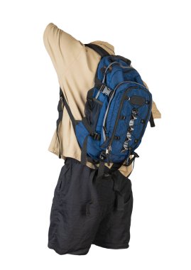 Kot mavi sırt çantası, siyah spor şortu, beyaz folyoda düğmeli bej gömlek. Her gün için kıyafet