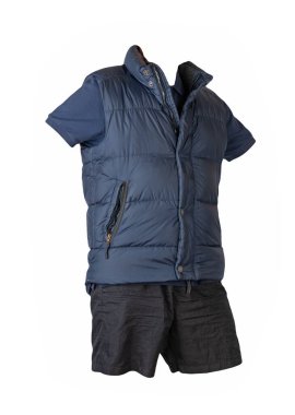 Koyu mavi kolsuz ceket, düğmeli koyu mavi tişört ve siyah spor şortlu, beyaz arka planda izole edilmiş. Serin hava için mevcut giysiler