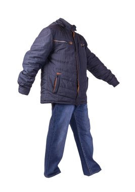 Koyu mavi kot, siyah deri ayakkabılar, koyu mavi turuncu ceket ve beyaz arka planda izole edilmiş bir kapüşon. Sıradan stil