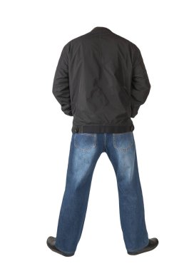 Koyu mavi kot, siyah deri ayakkabılar, beyaz arka planda siyah ceket. Sıradan stil