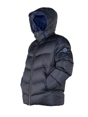 Kapüşonlu koyu mavi ceketli erkekler beyaz arka planda izole edilmiş. Her gün için şık kıyafetler.