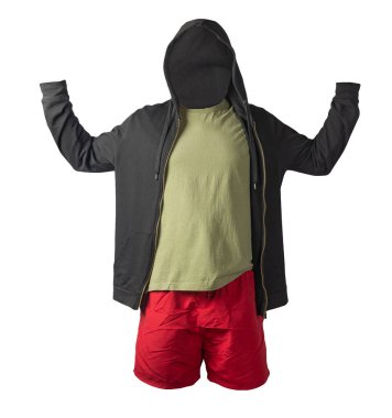 Demir fermuarlı kapüşonlu siyah kazak, zeytinli tişört ve beyaz arka planda izole edilmiş kırmızı spor şort. Günlük spor kıyafetleri.