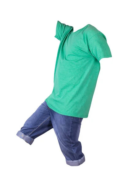 斜纹棉布深蓝色短裤和绿色T恤 白色背景隔离 男式牛仔裤订单 — 图库照片