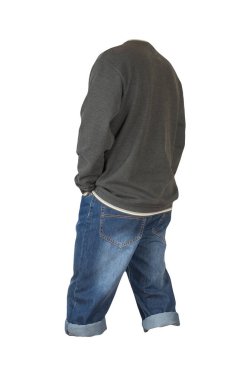 Beyaz arkaplanda koyu mavi şort ve gri sweatshirt var. Erkek pantolonu.