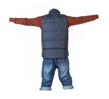 Koyu mavi şort, koyu kırmızı örgü süveter ve koyu mavi kolsuz ceket beyaz arka planda izole edilmiş.