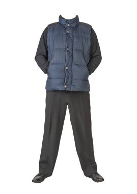 Koyu mavi kolsuz ceket, siyah pantolon, siyah kazak ve beyaz arka planda siyah deri ayakkabılar.