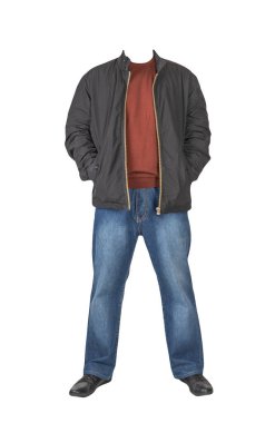 Koyu mavi kot, koyu kırmızı kazak, siyah ceket ve beyaz arka planda izole edilmiş siyah deri ayakkabılar. Sıradan stil