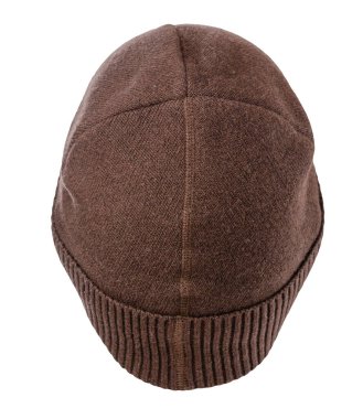 Örülmüş kahverengi şapka, beyaz bir arka planda izole edilmiş. Sıradan bir tarz için moda şapka aksesuarı.