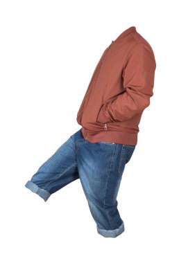 Kum mavisi şort ve beyaz arka planda fermuarlı kırmızı bombacı ceketi. Erkek pantolonu.