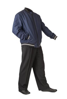 Koyu mavi ceketli bombacı, siyah pantolon ve beyaz arka planda izole edilmiş siyah deri ayakkabılar. Erkek sonbahar kıyafetleri.