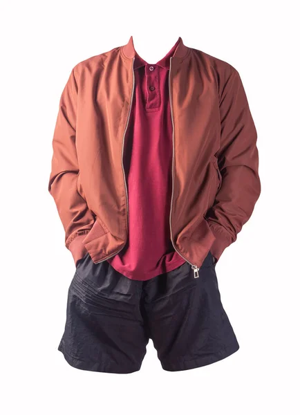 男用红色炸弹夹克 深红色衬衫和黑色运动短裤 白色背景隔离 时髦休闲装 — 图库照片